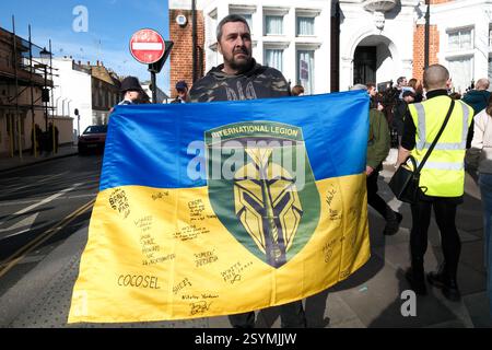 Londres, Royaume-Uni. 1er mars 2025. marche de protestation à l'ambassade russe contre la Russie et Poutine. Credit : Matthew Chattle/Alamy Live News Banque D'Images