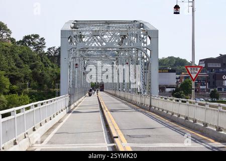 Ville de Gongju, Corée du Sud - 27 mai 2021 : un pont en treillis d'acier enjambe la rivière Geum, fournissant une connexion vitale pour les piétons, les cyclistes et les vehi Banque D'Images