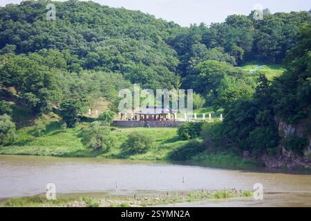 Ville de Gongju, Corée du Sud - 27 mai 2021 : un pavillon traditionnel se dresse dans les murs fortifiés de la forteresse de la montagne de Gong, un Baekje classé au patrimoine mondial de l'UNESCO. Banque D'Images