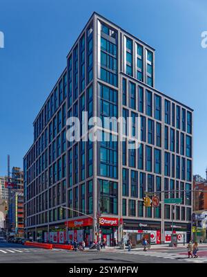 Chelsea Canvas, un nouvel immeuble de 14 étages (2024) au-dessus d'une banque et d'un grand magasin, à la 8e Avenue entre West 23rd Street et West 24th Street. Banque D'Images