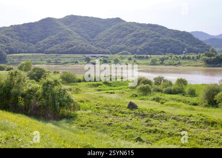 Gongju, Corée du Sud - 27 mai 2021 : une vue sereine de la rivière Geum qui coule à travers une vallée entourée d'une végétation luxuriante et verdoyante et de mountai vallonné Banque D'Images