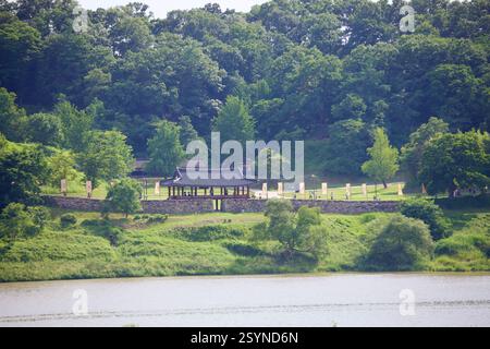 Ville de Gongju, Corée du Sud - 27 mai 2021 : un pavillon traditionnel se dresse au sommet des murs de pierre fortifiés de la forteresse de Gong Mountain, une Bae classée au patrimoine mondial de l'UNESCO Banque D'Images