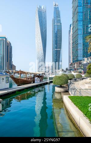 Dubaï, Émirats arabes Unis - 30 janvier 2025 - bâtiments modernes de la marina de dubaï Banque D'Images