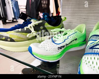 Kiev, Ukraine - 27 février 2025 : chaussures New Balance de course athlétique lumineuses disposées sur l'affichage dans un magasin de détail Banque D'Images