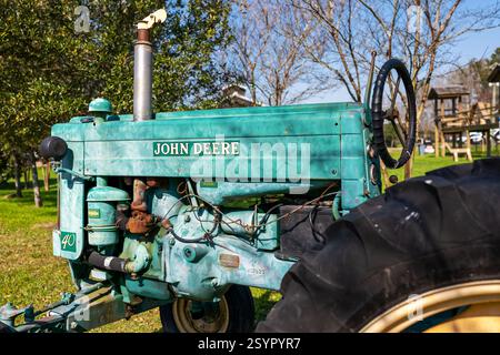 Vert Antique tracteur John Deere 40 sur l'affichage en milieu rural Pike Road New York, USA. Banque D'Images