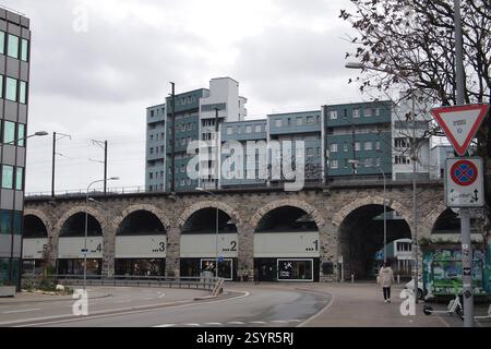 Vue de Zurich Viadukt, dans le quartier ouest de Zurich, réaménagé ces dernières années. Sous le viaduc ferroviaire se trouvent des boutiques d'accueil, des magasins, des restaurants. Banque D'Images