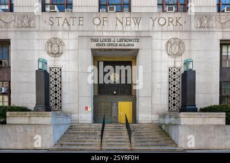 Le Louis J. Lefkowitz State Office Building à New York - bâtiment historique Art Déco gouvernemental abritant des bureaux de l'État, avec une grande entrée et classique a Banque D'Images