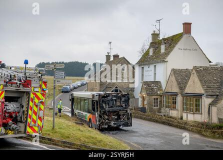 La scène après un incendie de bus a été éteint par les pompiers sur Minchinhampton Common, Gloucestershire, Royaume-Uni (janvier 2025). Banque D'Images