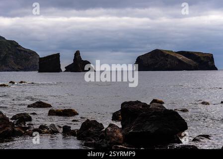 Deux îlots rocheux se dressent dans l'océan Atlantique sous un ciel nuageux, créant un paysage marin spectaculaire près de Praia dos Mosteiros, aux Açores. Banque D'Images