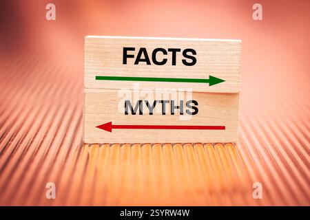 Faits vs mythes. Concept, fiabilité et désinformation, information contre les fausses nouvelles. Écrit sur des blocs de bois, fond ardent, gros plan Banque D'Images