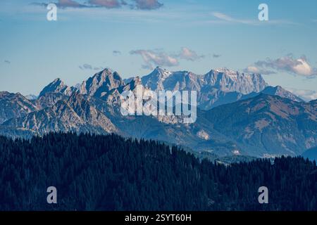 Vue imprenable montrant la beauté pittoresque du paysage alpin de bavière en automne Banque D'Images