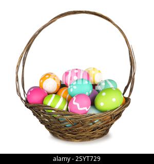 Panier de Pâques rempli d'oeufs de Pâques peints à la main colorés isolés sur un fond blanc Banque D'Images