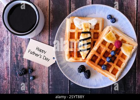 Chemise de fête des pères gaufres avec cravate et noeud papillon avec boutons. Concept de petit-déjeuner maison pour la fête des pères. Vue en haut de la scène de table sur un dos en bois sombre Banque D'Images