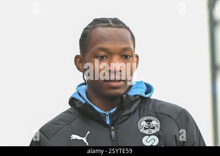 Peterborough le samedi 1er mars 2025. Tayo Edun (14 Peterborough United) arrive au match de Sky Bet League 1 entre Peterborough et Shrewsbury Town à London Road, Peterborough le samedi 1er mars 2025. (Photo : Kevin Hodgson | mi News) crédit : MI News & Sport /Alamy Live News Banque D'Images