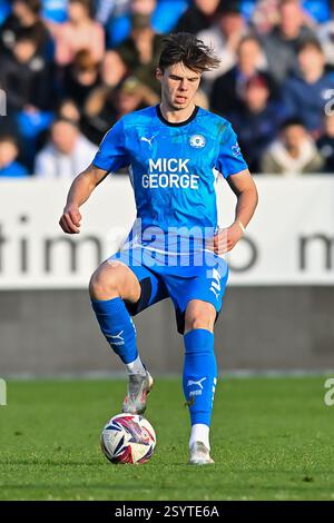 Peterborough le samedi 1er mars 2025. Oscar Wallin (5 Peterborough United) contrôle le ballon lors du match de Sky Bet League 1 entre Peterborough et Shrewsbury Town à London Road, Peterborough le samedi 1er mars 2025. (Photo : Kevin Hodgson | mi News) crédit : MI News & Sport /Alamy Live News Banque D'Images