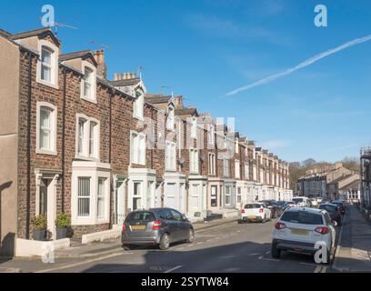 Une terrasse de maisons de ville victoriennes de trois étages à Lawson, Maryport, Cumbria, Angleterre, Royaume-Uni Banque D'Images