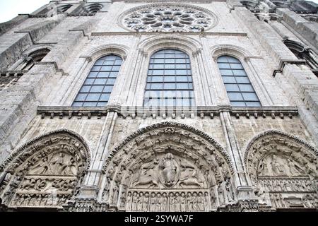 Les sculptures en pierre complexes de la cathédrale notre-Dame de Chartres présentent un art et un savoir-faire remarquables. Banque D'Images