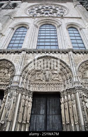 Les sculptures en pierre complexes de la cathédrale notre-Dame de Chartres présentent un art et un savoir-faire remarquables. Banque D'Images