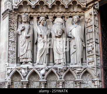 Sculptures de figures bibliques ornant la cathédrale notre-Dame de Paris, France, mettant en valeur l'art complexe à Paris. Banque D'Images