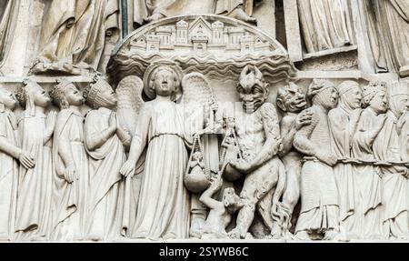 Des sculptures détaillées montrent le jour du jugement ornant l'extérieur de notre-Dame de Paris en France. Banque D'Images