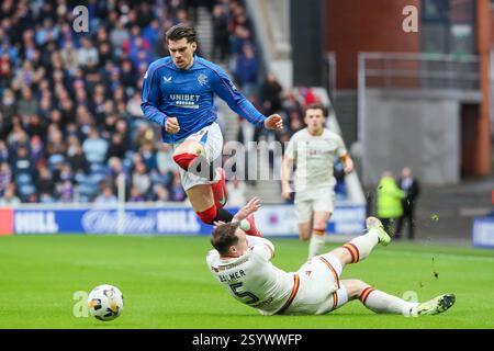 Glasgow, Royaume-Uni. 1er mars 2025. Les Rangers FC ont joué contre Motherwell FC à l'Ibrox Stadium, Glasgow, Écosse, Royaume-Uni dans un match de premier rang écossais. Le score final était Rangers 1 - 2 Motherwell. Ianis Hagi (R30) échappe à un tacle de glisse de Kofi Balmer (M5). Crédit : Findlay/Alamy Live News Banque D'Images