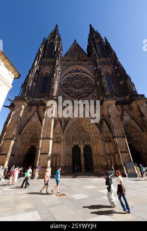 Une cathédrale majestueuse aux flèches montantes et à l'architecture gothique complexe se dresse bien en évidence contre un ciel spectaculaire et nuageux, dégageant un sentiment de grandeur Banque D'Images