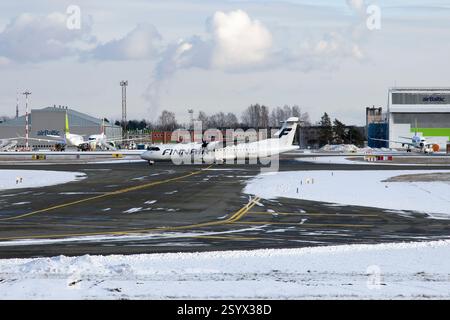 Riga, Lettonie. 15 février 2025. Un vol Finnair (Nordic Regional Airlines NORRA) ATR 72 au départ d'Helsinki depuis l'aéroport de Riga. La compagnie aérienne régionale nordique (Norra) assure des liaisons intérieures et européennes pour Finnair. La société était auparavant exploitée sous le nom de Flybe Finland. Tous les vols opérés par Norra ont un code de vol Finnair (crédit image : © Fabrizio Gandolfo/SOPA images via ZUMA Press Wire) POUR USAGE ÉDITORIAL UNIQUEMENT ! Non destiné à UN USAGE commercial ! Banque D'Images