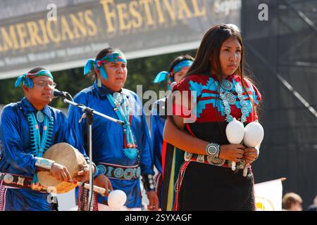 Les membres de la nation Navajo se produisent au premier festival des Américains sur le National Mall pour célébrer l'ouverture du Musée national des Indiens d'Amérique le 25 septembre 2004 à Washington, DC. (Photographie de Jonathan Paul Larsen / Diadem images) Banque D'Images