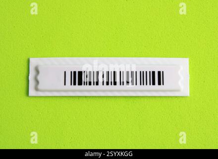 Plastique avec code à barres noir et blanc sur fond vert Banque D'Images