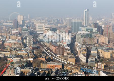 Vue panoramique de Londres, Royaume-Uni, en particulier la zone autour de London Bridge et les lignes de chemin de fer. Un train traverse la ville. Banque D'Images