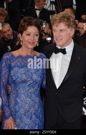 Sibylle Szaggars, Robert Redford. 'All is Lost' première au 66ème Festival de Cannes, France..22 mai 2013.demi-longueur robe noire bleu dentelle smoking chemise blanche marié mari épouse .Cap/PL.©Phil Loftus/Capital Pictures. Banque D'Images