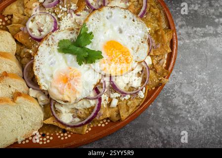 Délicieux Chilaquiles mexicains avec des œufs et du pain Banque D'Images