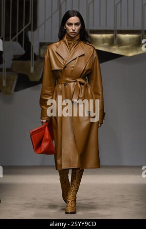 Milan, Italie. 28 février 2025. La mannequin Irina Shayk marche sur la piste pendant le défilé de mode Tods Ready to Wear à Milan Fashion week Women F/W 2025 à Milan, Italie, le 28 février 2025. (Photo de Jonas Gustavsson/Sipa USA) crédit : Sipa USA/Alamy Live News Banque D'Images