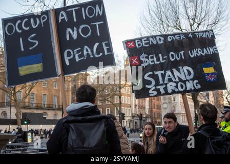 Londres, Royaume-Uni. 01 mars 2025. Les manifestants ukrainiens tiennent des pancartes devant Downing Street avant l'arrivée du président ukrainien Volodymyr Zelenskyy. Le président ukrainien Volodymyr Zelenskyy a rencontré le premier ministre britannique Keir Starmer la veille du sommet européen d'urgence. C’est arrivé juste un jour après que le président des États-Unis, Donald Trump, a réprimandé le président ukrainien au Bureau ovale de la Maison Blanche, à Washington. Crédit : SOPA images Limited/Alamy Live News Banque D'Images
