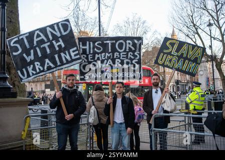 Londres, Royaume-Uni. 01 mars 2025. Les manifestants ukrainiens tiennent des pancartes devant Downing Street avant l'arrivée du président ukrainien Volodymyr Zelenskyy. Le président ukrainien Volodymyr Zelenskyy a rencontré le premier ministre britannique Keir Starmer la veille du sommet européen d'urgence. C’est arrivé juste un jour après que le président des États-Unis, Donald Trump, a réprimandé le président ukrainien au Bureau ovale de la Maison Blanche, à Washington. Crédit : SOPA images Limited/Alamy Live News Banque D'Images