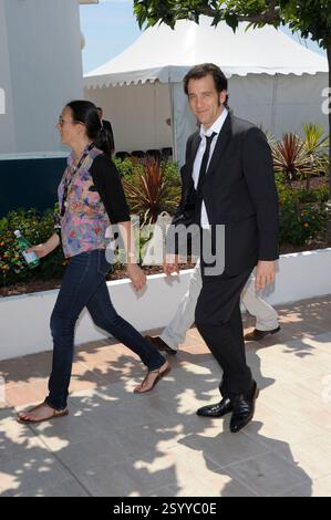 Clive Owen. 'Hemingway & Gellhorn' Photocall lors de la 65e édition du Festival de Cannes au Palais des Festivals, Cannes, France..25 mai 2012.Chemise blanche pleine longueur costume noir Sideburns .Cap/PL.©Phil Loftus/Capital Pictures. Banque D'Images