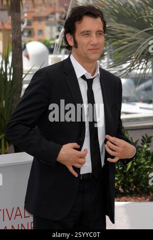 Clive Owen. 'Hemingway & Gellhorn' Photocall lors de la 65ème édition du Festival de Cannes au Palais des Festivals, Cannes, France..25 mai 2012.Chemise blanche demi-longueur costume noir Sideburns .Cap/PL.©Phil Loftus/Capital Pictures. Banque D'Images