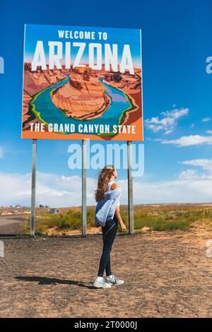 Bienvenue au panneau routier Arizona. Un grand panneau de bienvenue salue les voyages à Paje Canyon, Arizona, États-Unis Banque D'Images