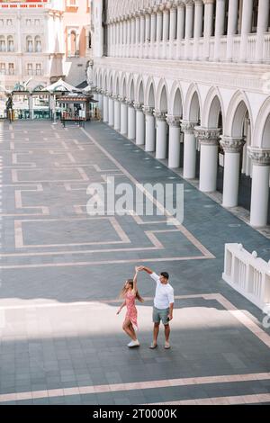 Beau fond familial le célèbre hôtel de Las Vegas, debout dans la ville animée. Attraction touristique célèbre aux Etats-Unis sur vacati Banque D'Images