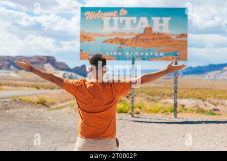 Bienvenue au panneau routier de l'Utah. Un grand panneau de bienvenue salue les voyages à National Canyon, Utah, USA Banque D'Images