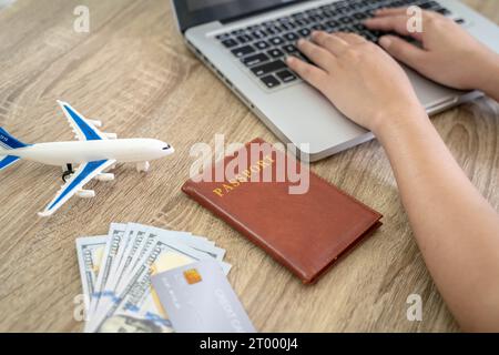 Femme réservant des billets en ligne. Recherche achat réservation billets d'avion compagnies aériennes ou hôtel Voyage et concept d'agence de tourisme Banque D'Images
