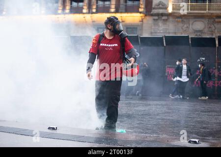 Mexico, Mexico, Mexique. 2 octobre 2023. Membre de la protection civile, essayant d'éteindre un gaz lacrymogène lancé par la police gouvernementale lors d'une manifestation à l'occasion de l'anniversaire du massacre de Tlatelolco. Le 2 octobre 1968, dans la section de Tlatelolco de Mexico, les forces armées mexicaines ont ouvert le feu sur un groupe de civils non armés sur la Plaza de las Tres Culturas qui protestaient contre les Jeux olympiques d'été de 1968. (Image de crédit : © Luis E Salgado/ZUMA Press Wire) USAGE ÉDITORIAL SEULEMENT! Non destiné à UN USAGE commercial ! Crédit : ZUMA Press, Inc./Alamy Live News Banque D'Images