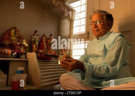 Portrait de l'homme senior exécutant pooja de Dieu hindou à la maison Banque D'Images