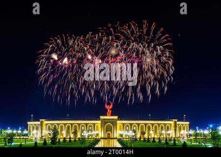 Ouzbékistan, Tachkent - 1 septembre 2023 : feux d'artifice multicolores sur le monument de l'indépendance dans le parc de l'Ouzbékistan Yangi à Tachkent sur l'indépendance Banque D'Images