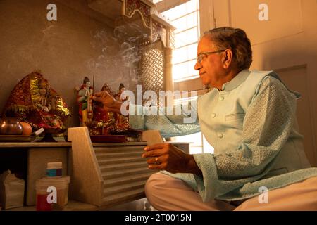 Portrait de l'homme senior exécutant pooja de Dieu hindou à la maison Banque D'Images