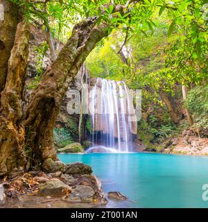 Cascade dans une forêt tropicale avec arbre vert et lac émeraude, Erawan, Thaïlande Banque D'Images