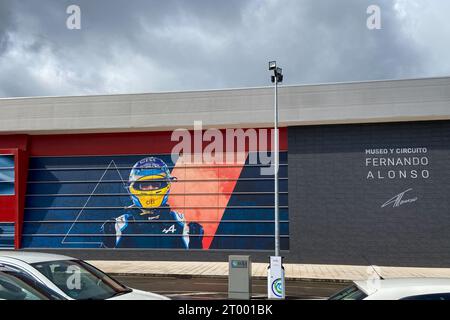 Llanera , Espagne - 10 02 2023 : Fernando Alonso logo marque et panneau de texte Karting circuit et façade d'entrée du musée Banque D'Images