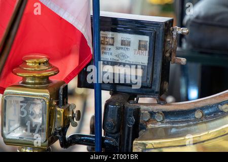 Talmont , France - 09 28 2023 : compteur de taxi sur un taxi de la Marne de 1910 voitures utilisation dans le déclenchement de la première Guerre mondiale Banque D'Images