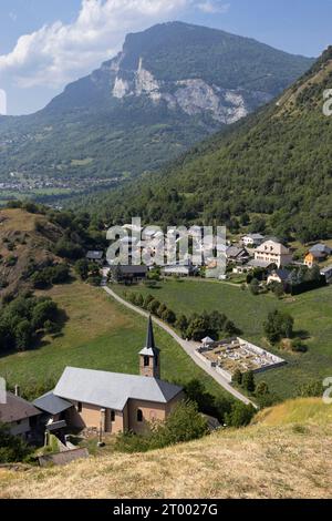 Vue sur le village pittoresque de le Chatel à la Tour-en-Maurienne dans la région Auvergne-Rhône-Alpes dans le sud-est de la France. Vue de dessus, en s Banque D'Images