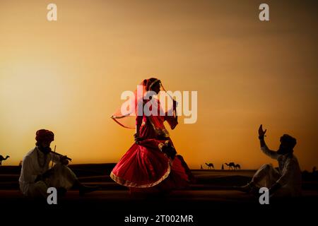 Troupe de danse Rajasthani se produisant dans le désert Banque D'Images